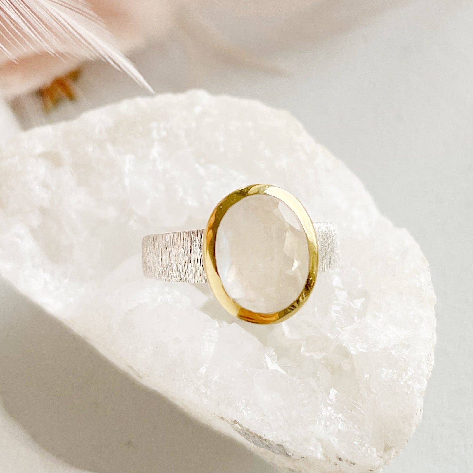 Sidabrinis žiedas su Mėnulio akmeniu