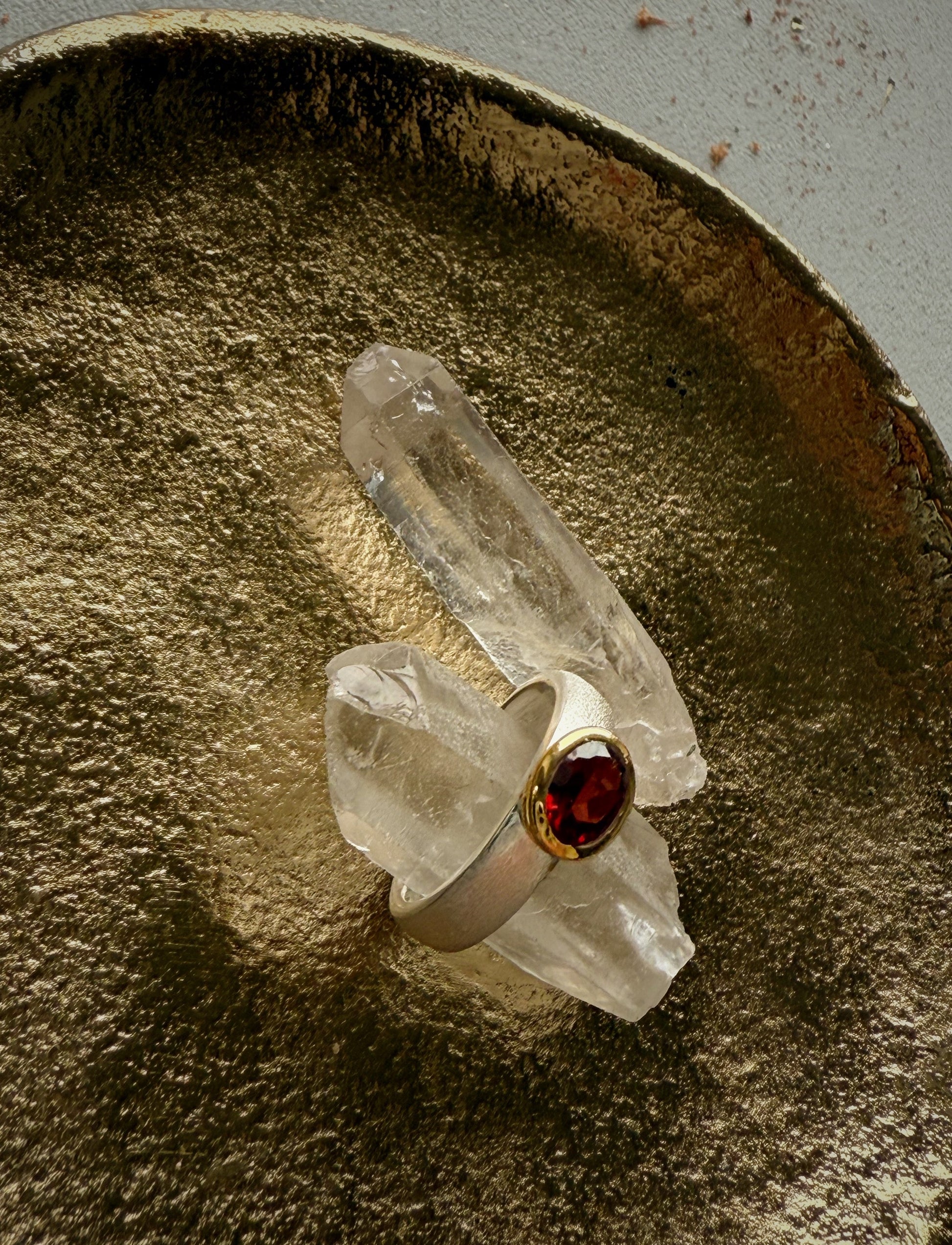 Sidabrinis žiedas su Granatu