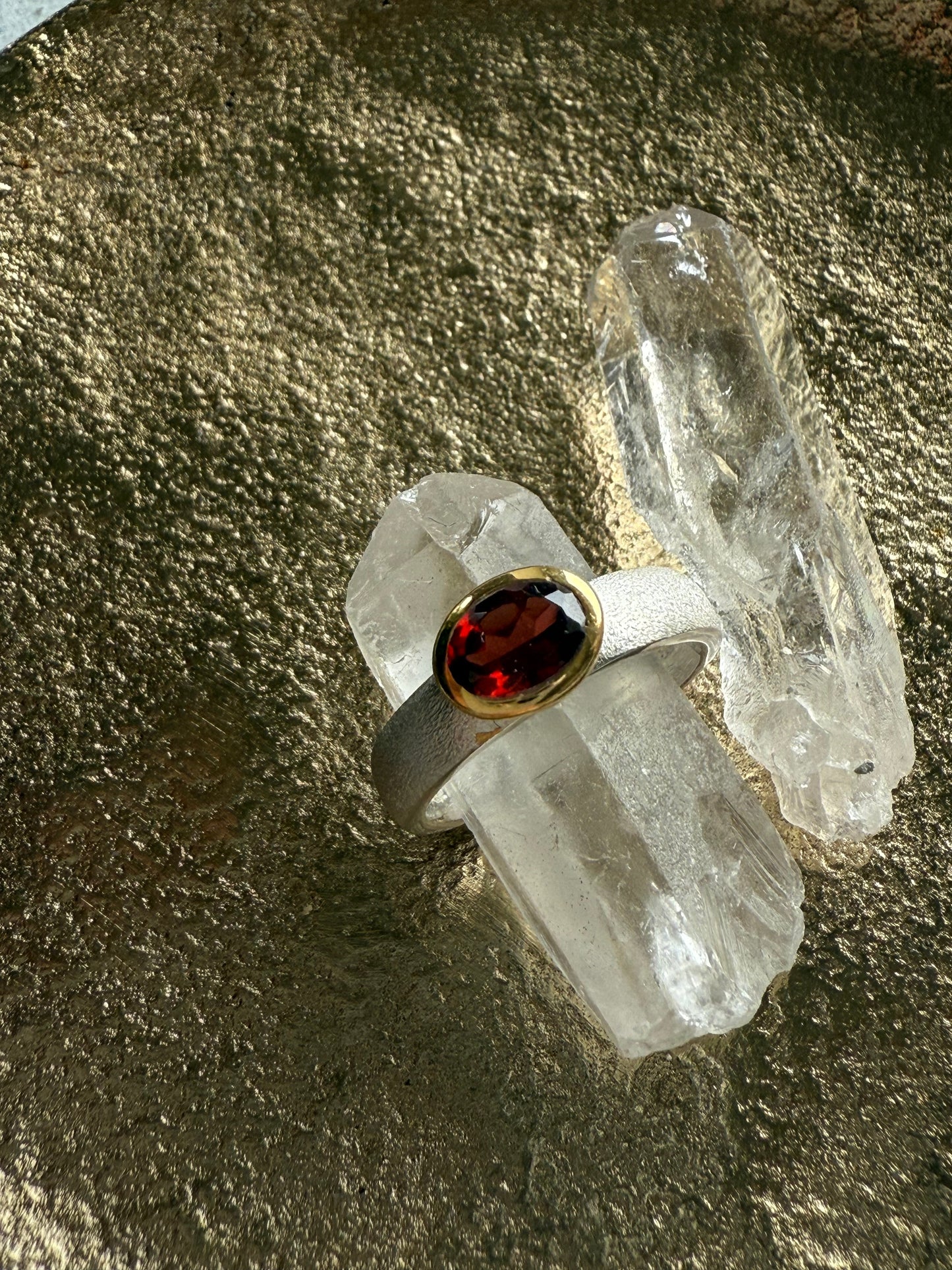 Sidabrinis žiedas su Granatu