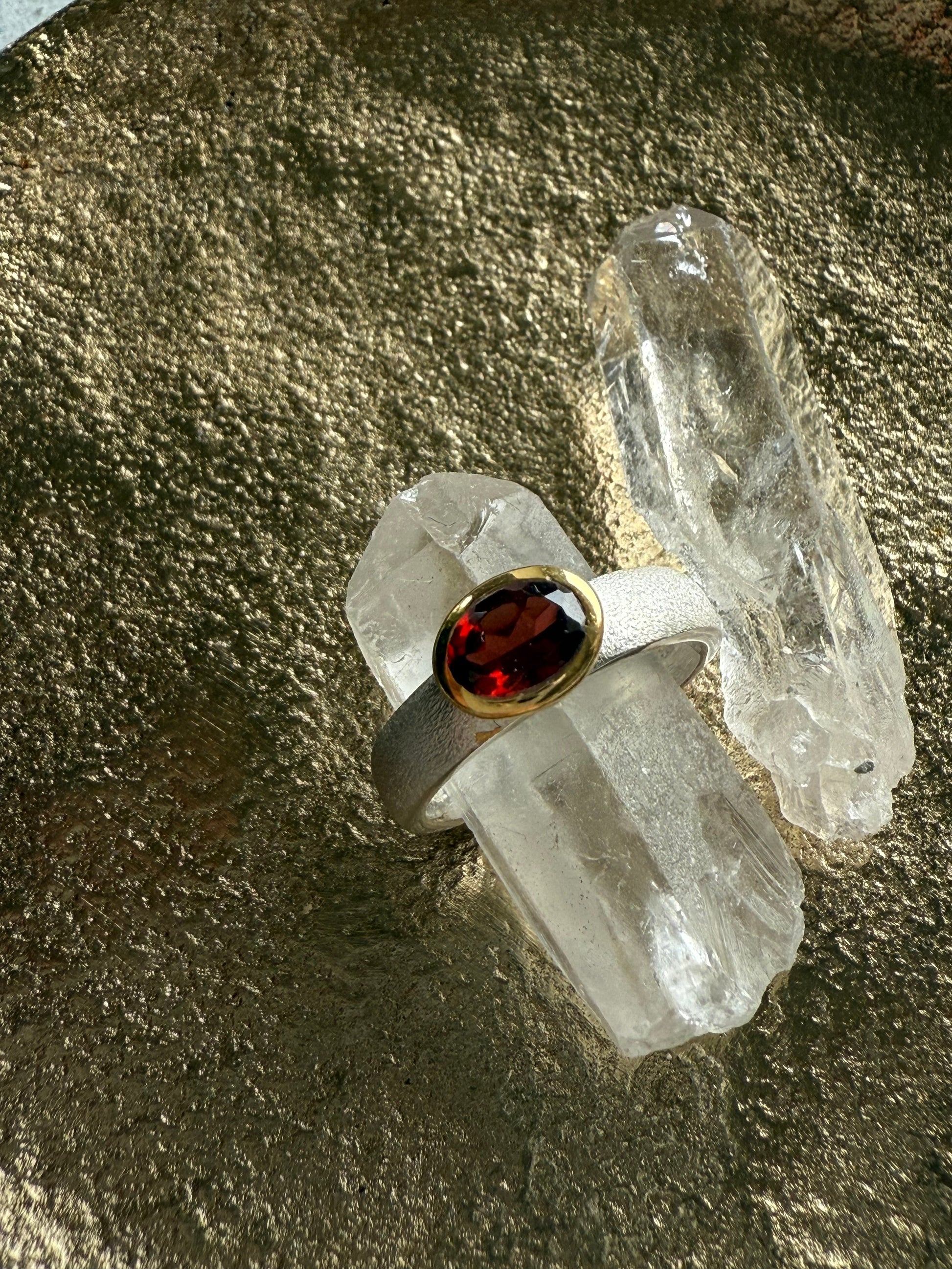 Sidabrinis žiedas su Granatu