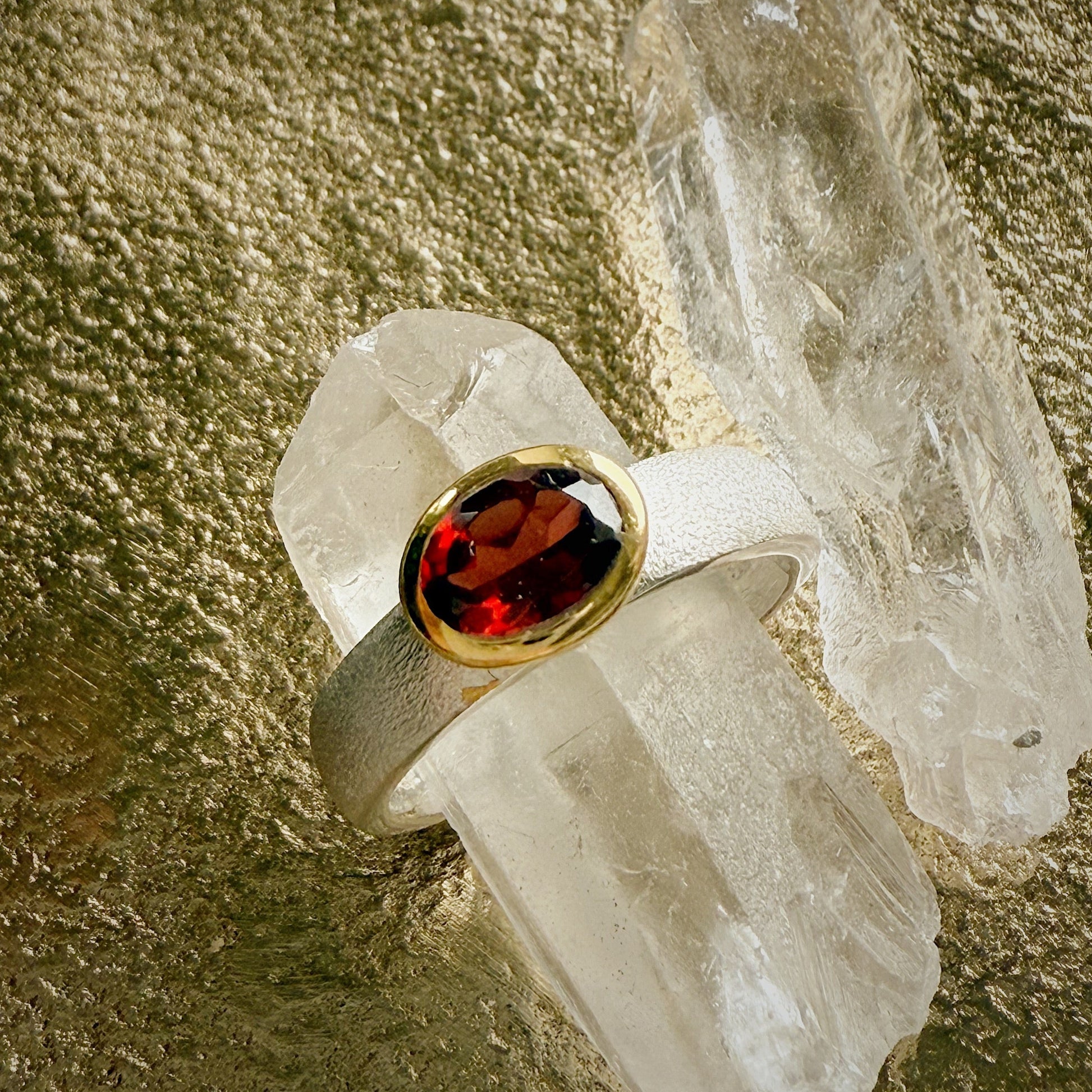 Sidabrinis žiedas su Granatu