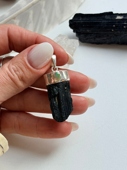 Sidabrinis juodojo turmalino ir opalo pakabukas