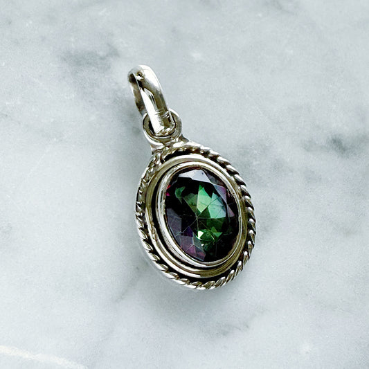 Sidabrinis pakabukas su mistinio topazo kristalu