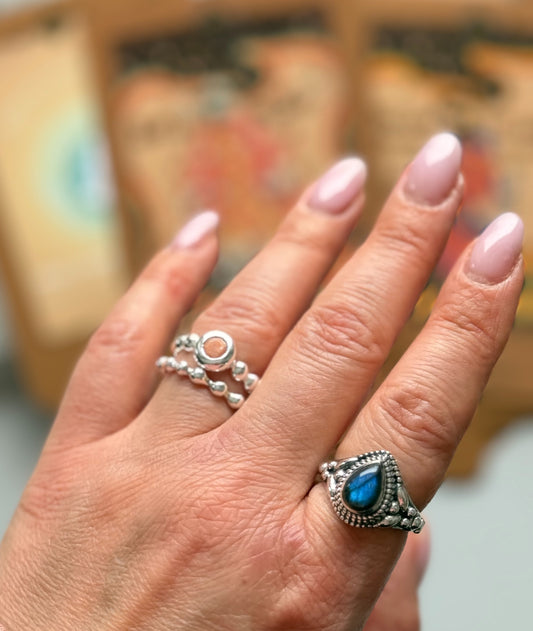 Sidabrinis žiedas su persikiniu mėnulio akmeniu