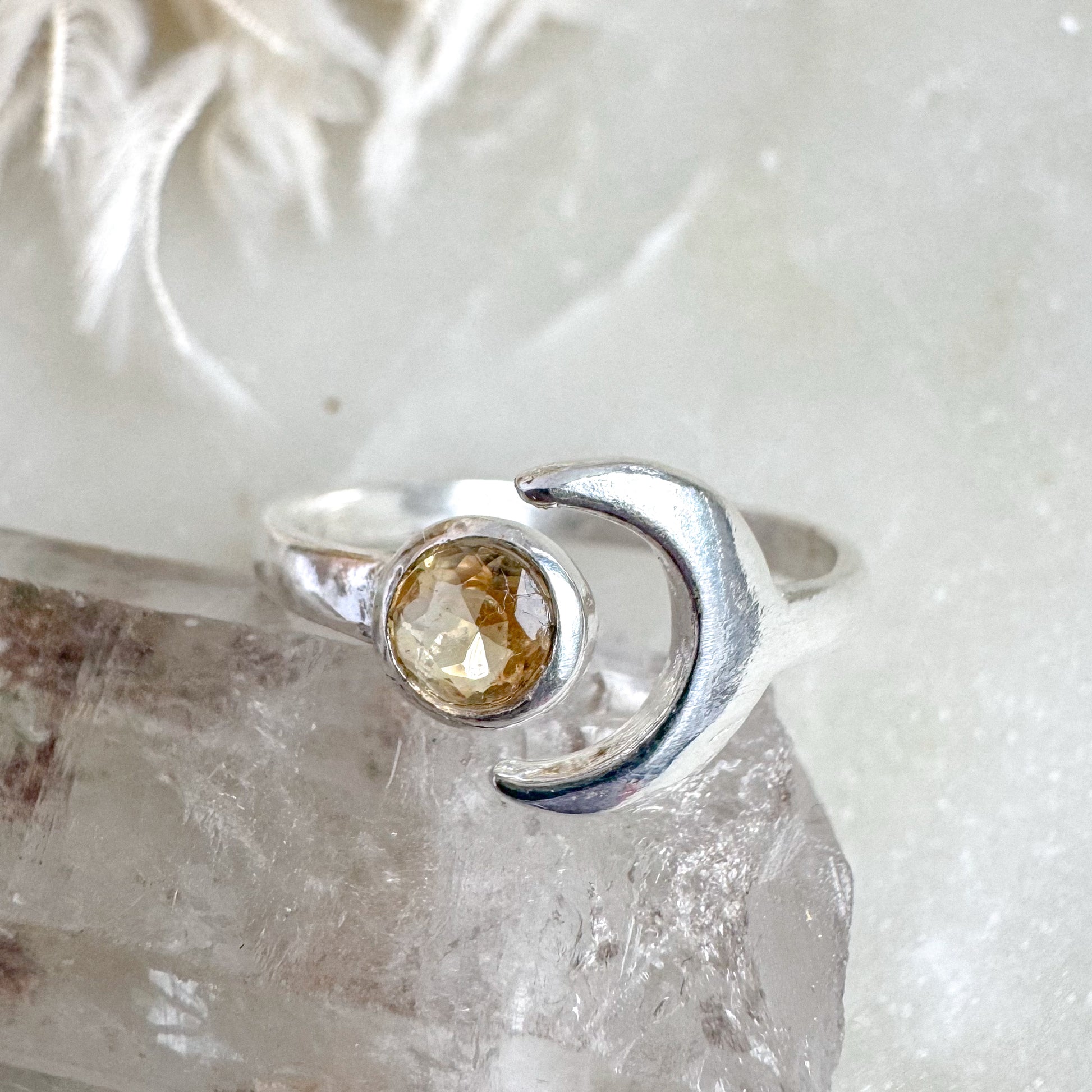 Sidabrinis žiedas “Mėnulio Citrinas”
