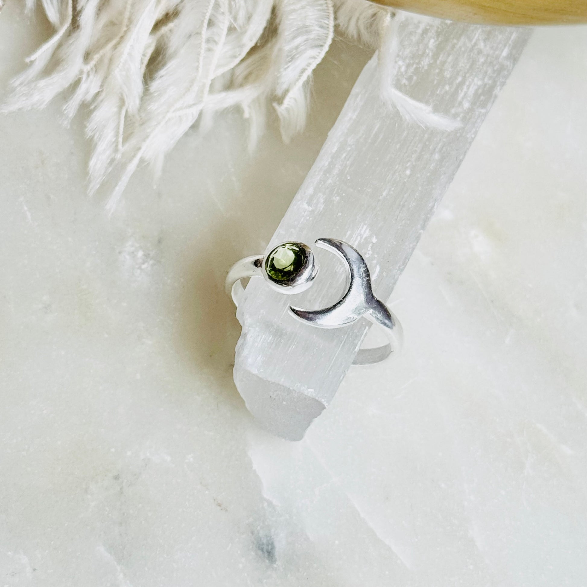 Sidabrinis žiedas “Mėnulio Peridotas”