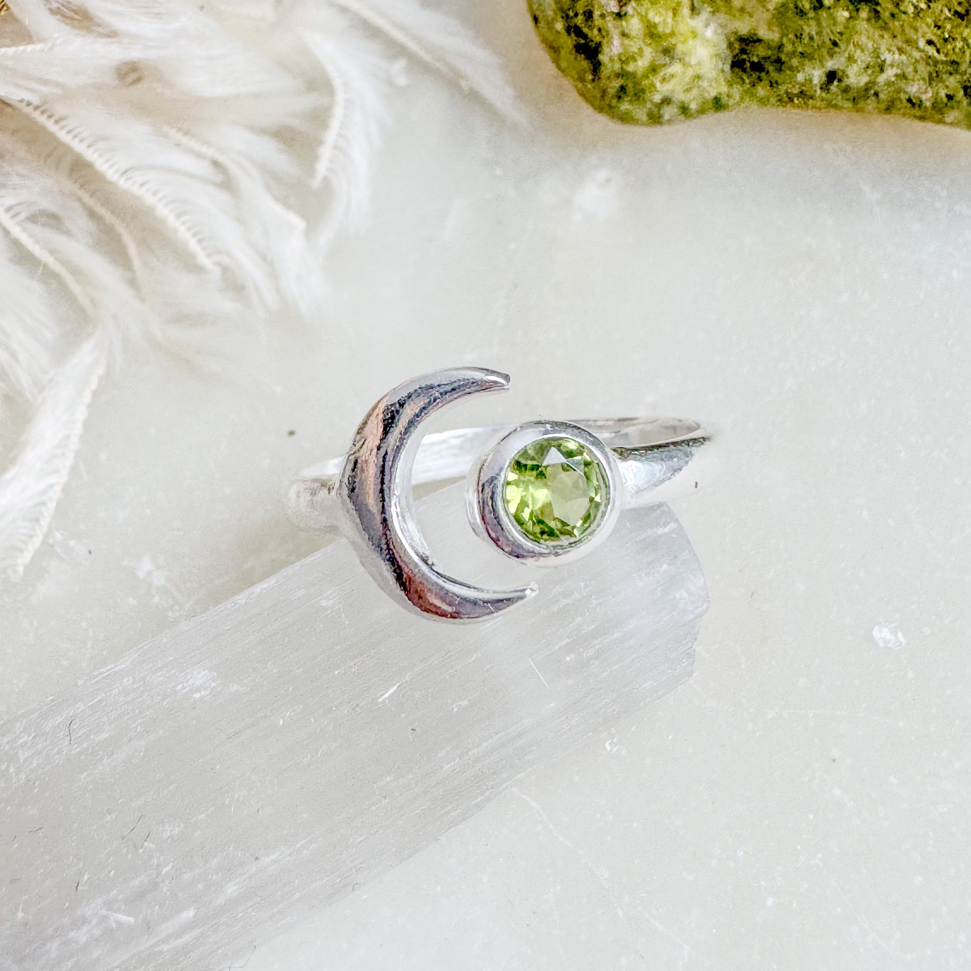 Sidabrinis žiedas “Mėnulio Peridotas”