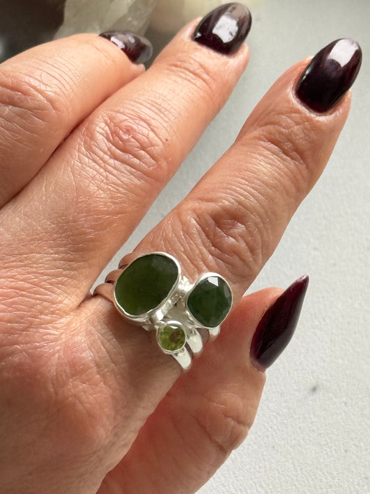 Sidabrinis žiedas su Nefrito ir Peridoto kristalais / 20 dydis