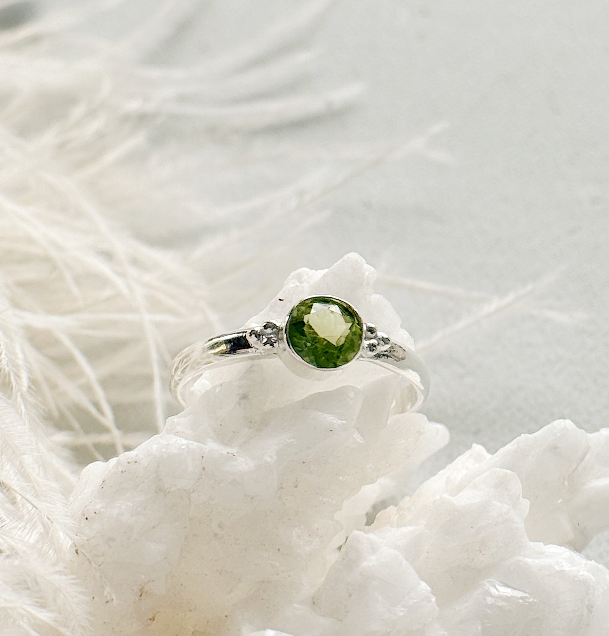 Sidabrinis žiedas su Peridotu