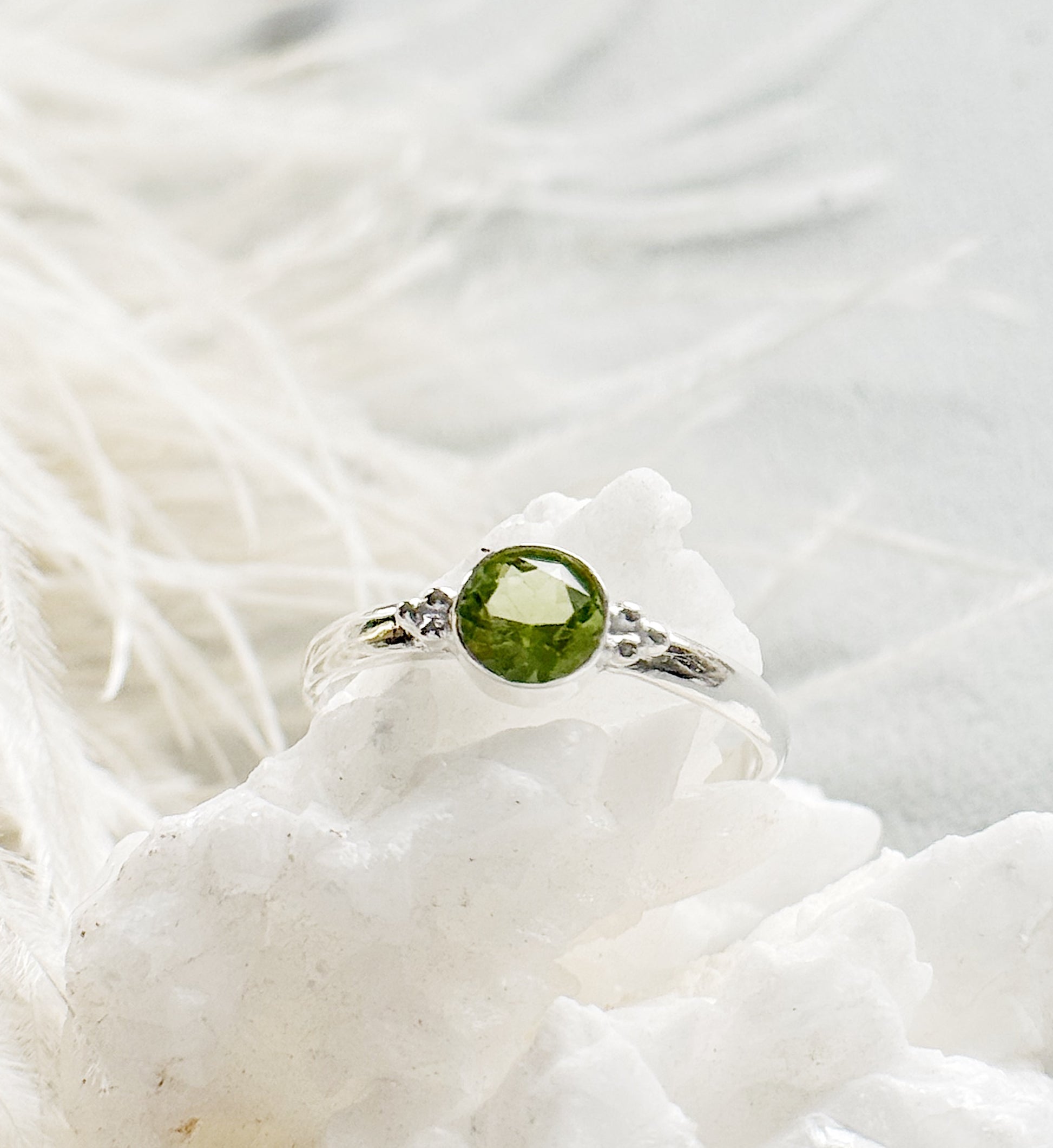Sidabrinis žiedas su Peridotu