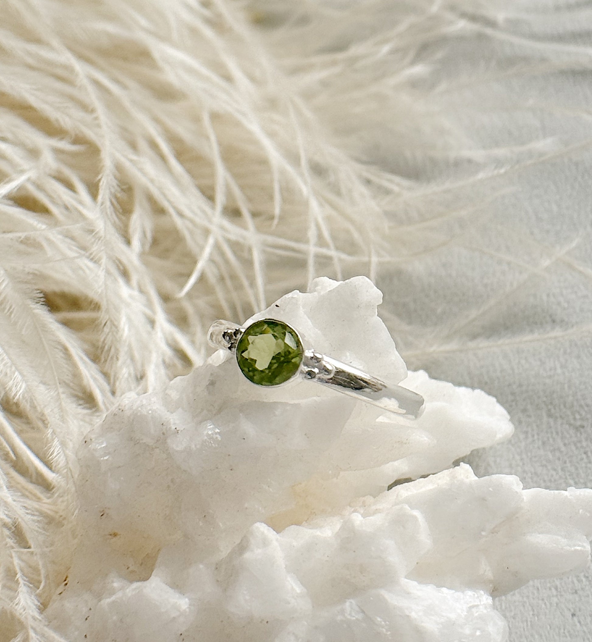 Sidabrinis žiedas su Peridotu