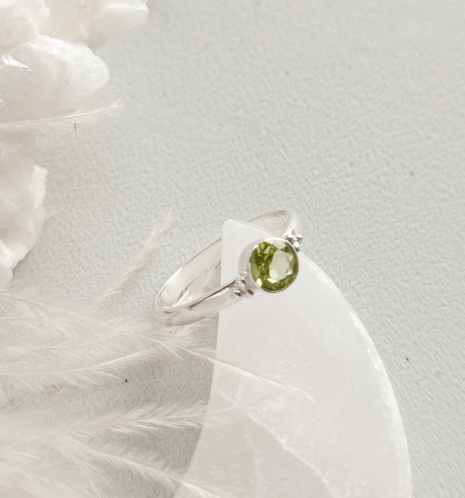 Sidabrinis žiedas su Peridotu