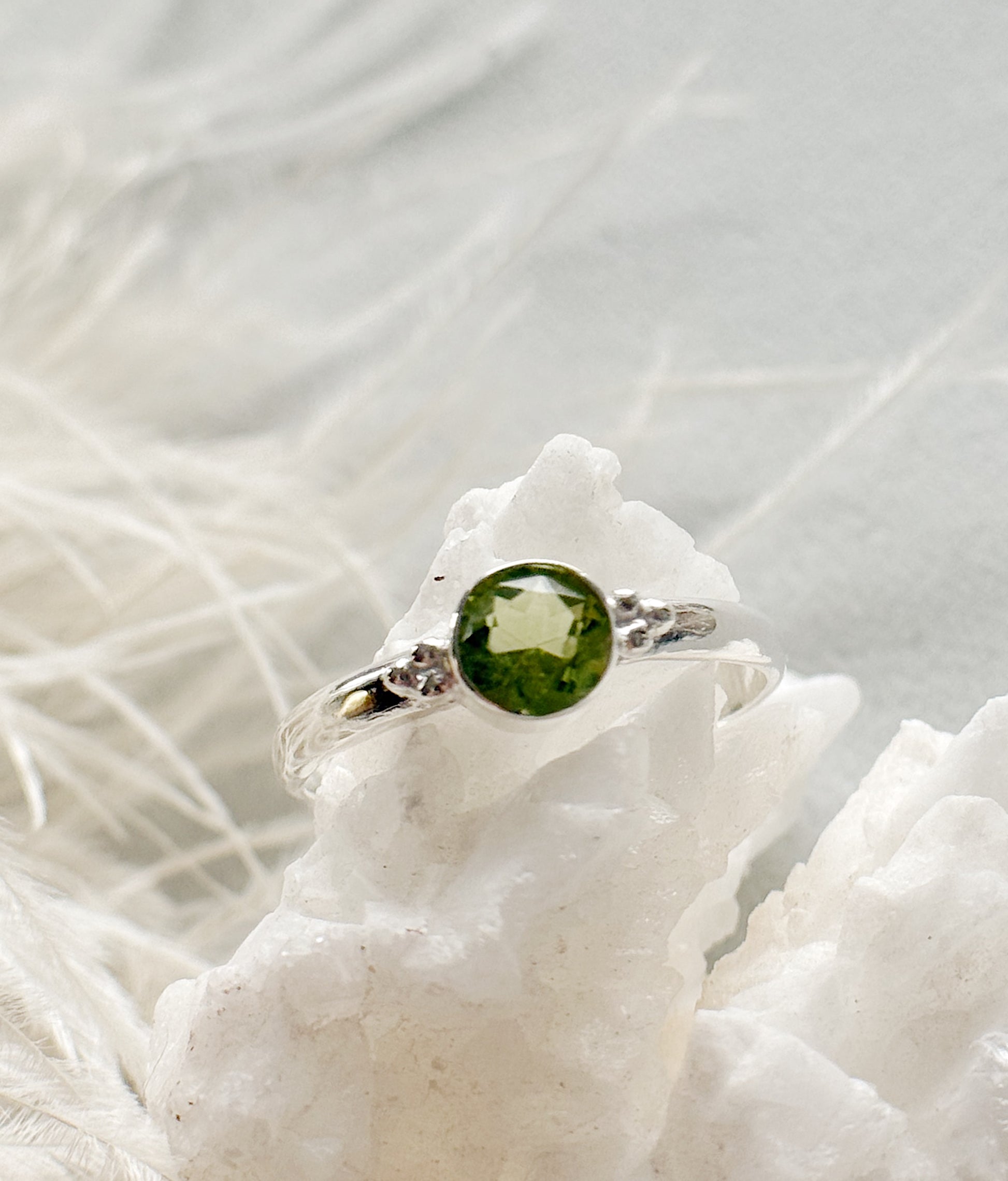 Sidabrinis žiedas su Peridotu