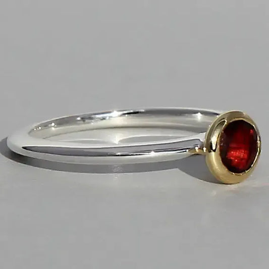 Sidabrinis žiedas su granatu