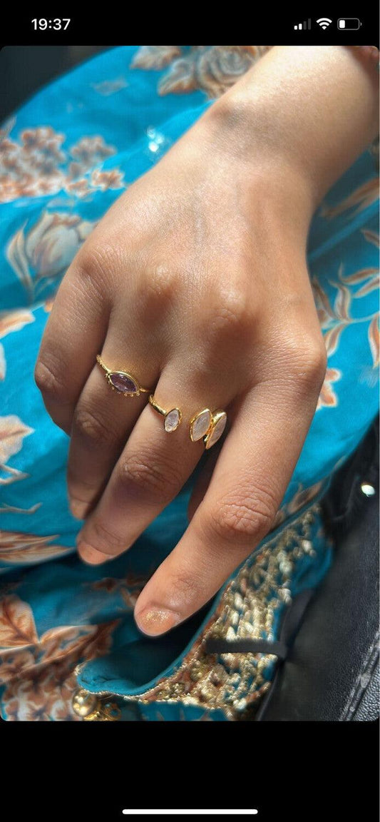 Ring with peridot crystals