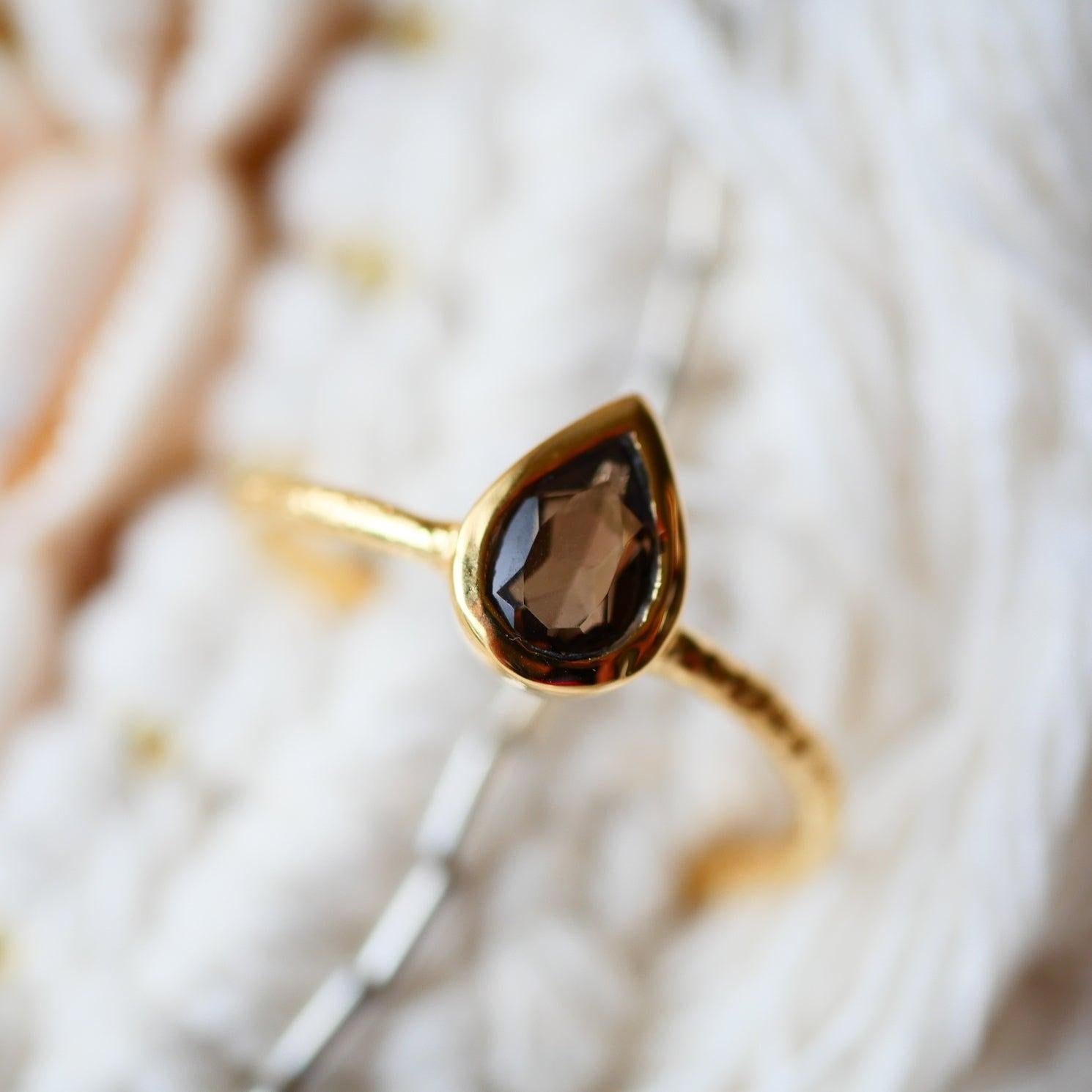 Žiedas su dūminio kvarco kristalais “Lašas”