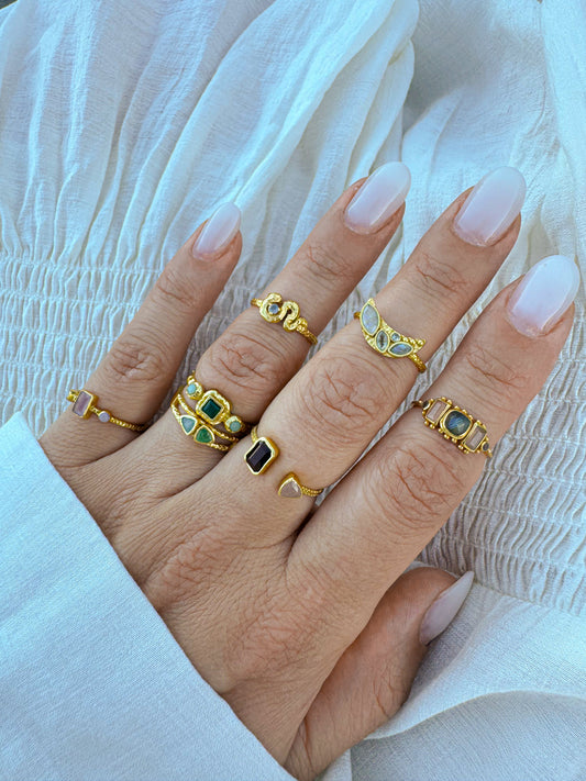 Žiedas su labradorito, dūminio kvarco ir persikinio mėnulio akmens kristalais