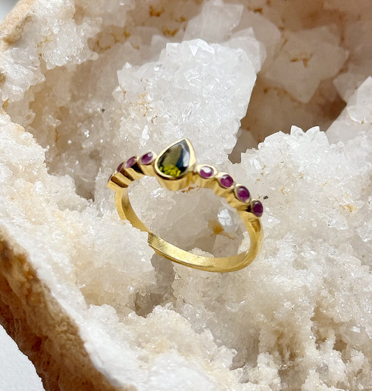 Žiedas su turmalinu ir safyrais