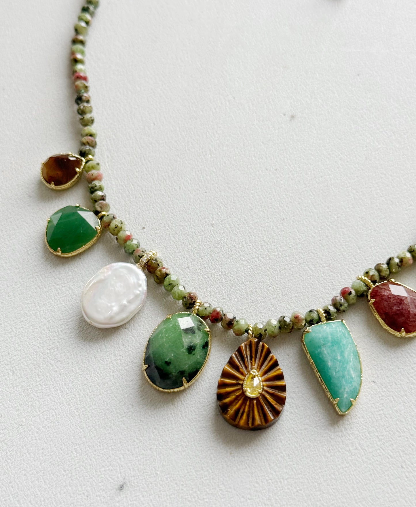 Zoisito rubino kaklo vėrinys "Talismanai"