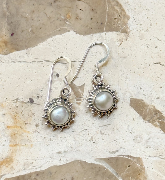 Silver earrings with pearls