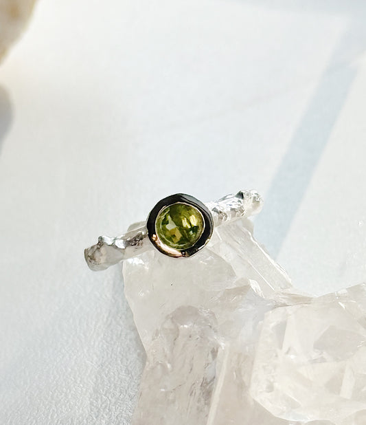 Sidabrinis žiedas su Peridotu