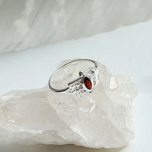 Sidabrinis žiedas su Granatu “Hamsa” / 12 dydis