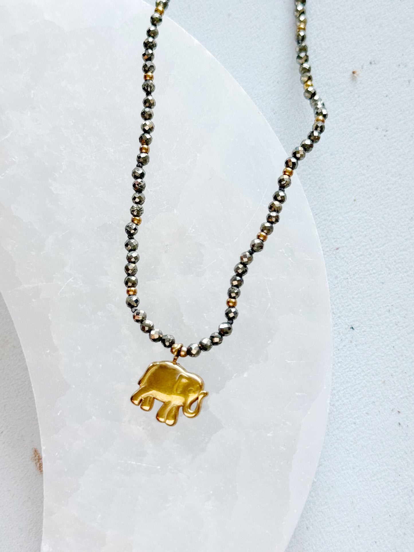 Kaklo vėrinys "Auksinis drambliukas"