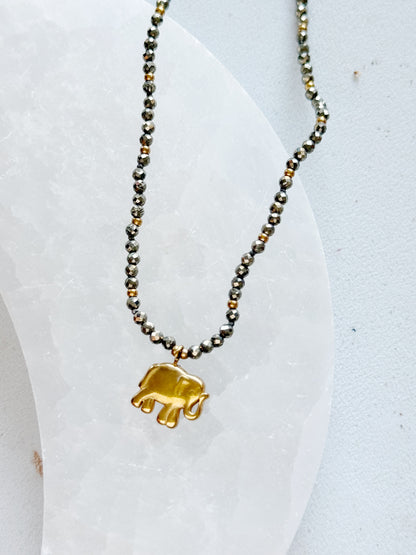 Kaklo vėrinys "Auksinis drambliukas"