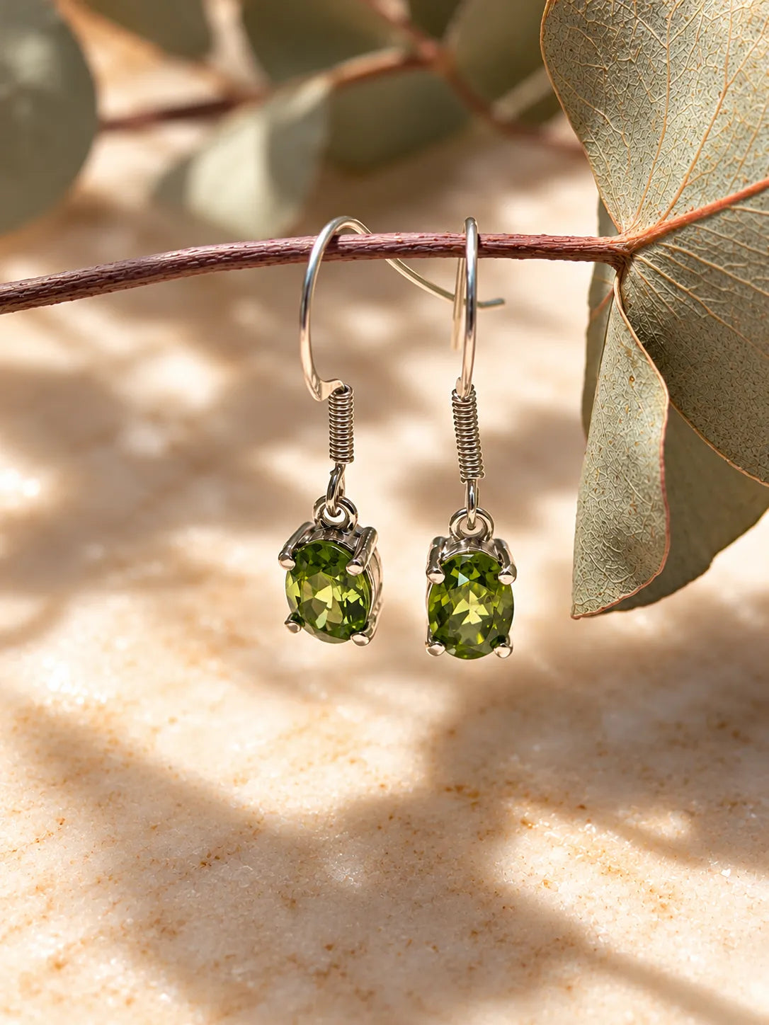 Sudraba auskari ar peridota kristāliem