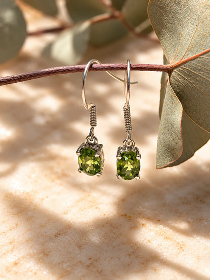 Sudraba auskari ar peridota kristāliem