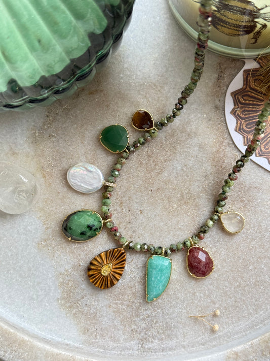 Zoisito rubino kaklo vėrinys "Talismanai"