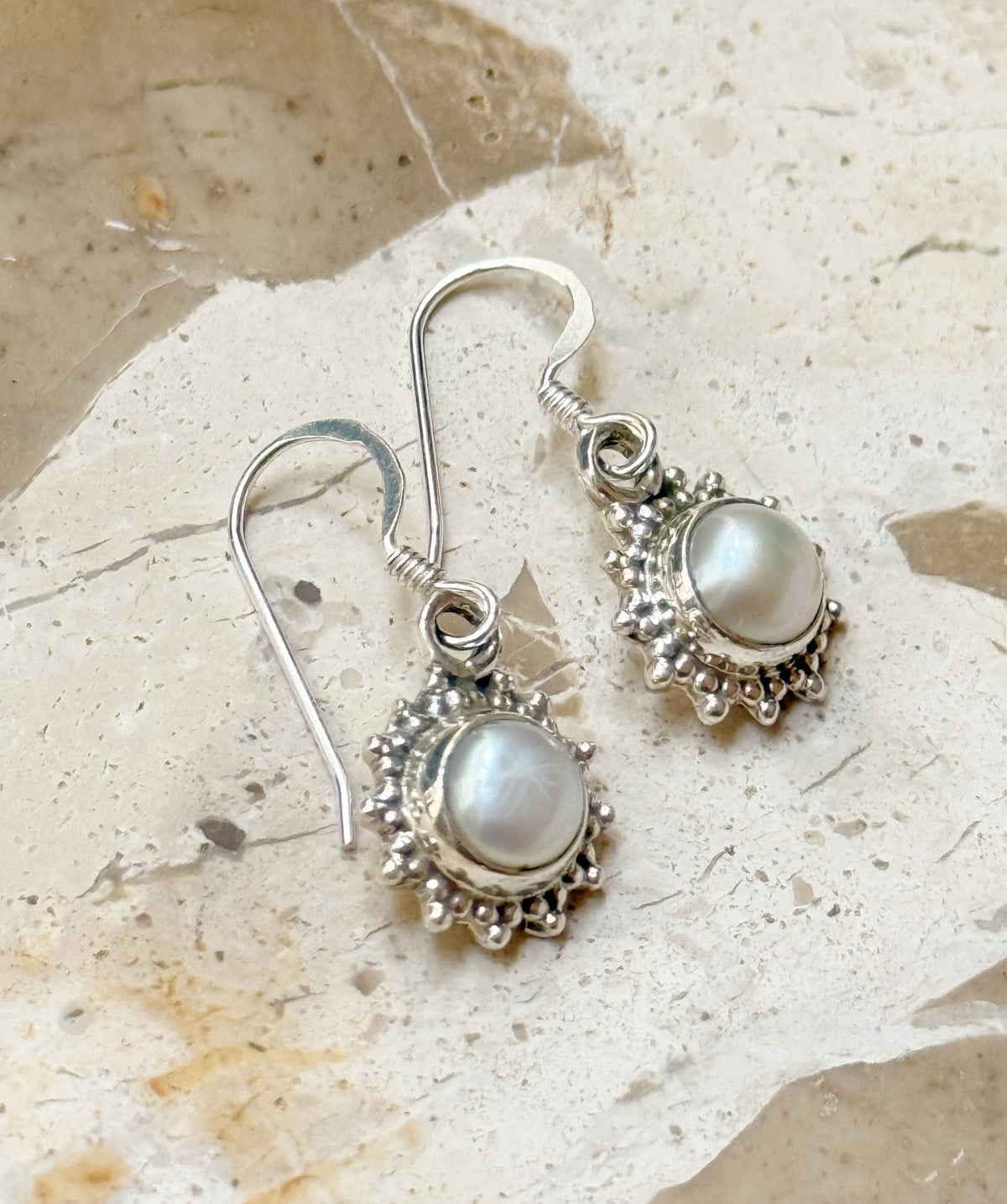 Silver earrings with pearls