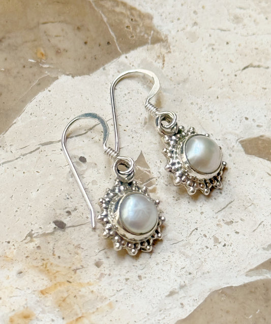 Silver earrings with pearls