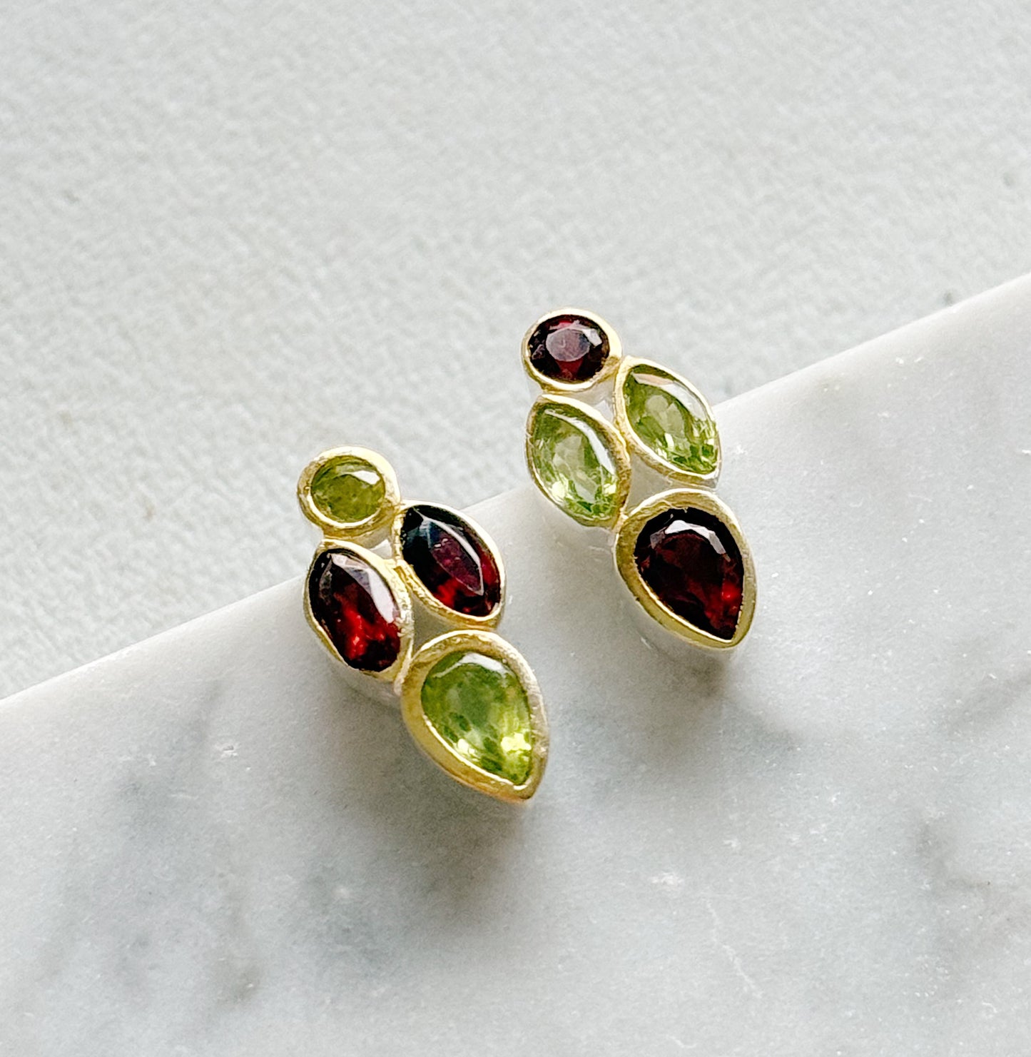 Sidabriniai auskarai su granato ir peridoto kristalais