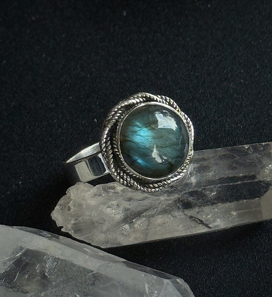 Sidabrinis žiedas su labradoritu “Saulės ratas”