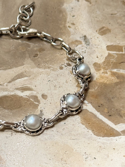 Silver bracelet with pearls