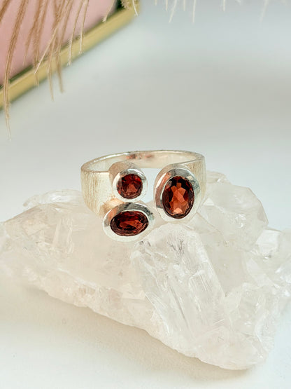 Sidabrinis žiedas su Granatais “Trio”