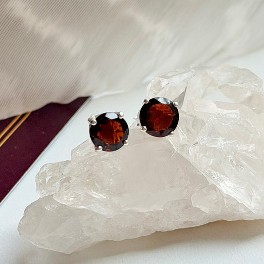 Sidabriniai auskarai su granato kristalais