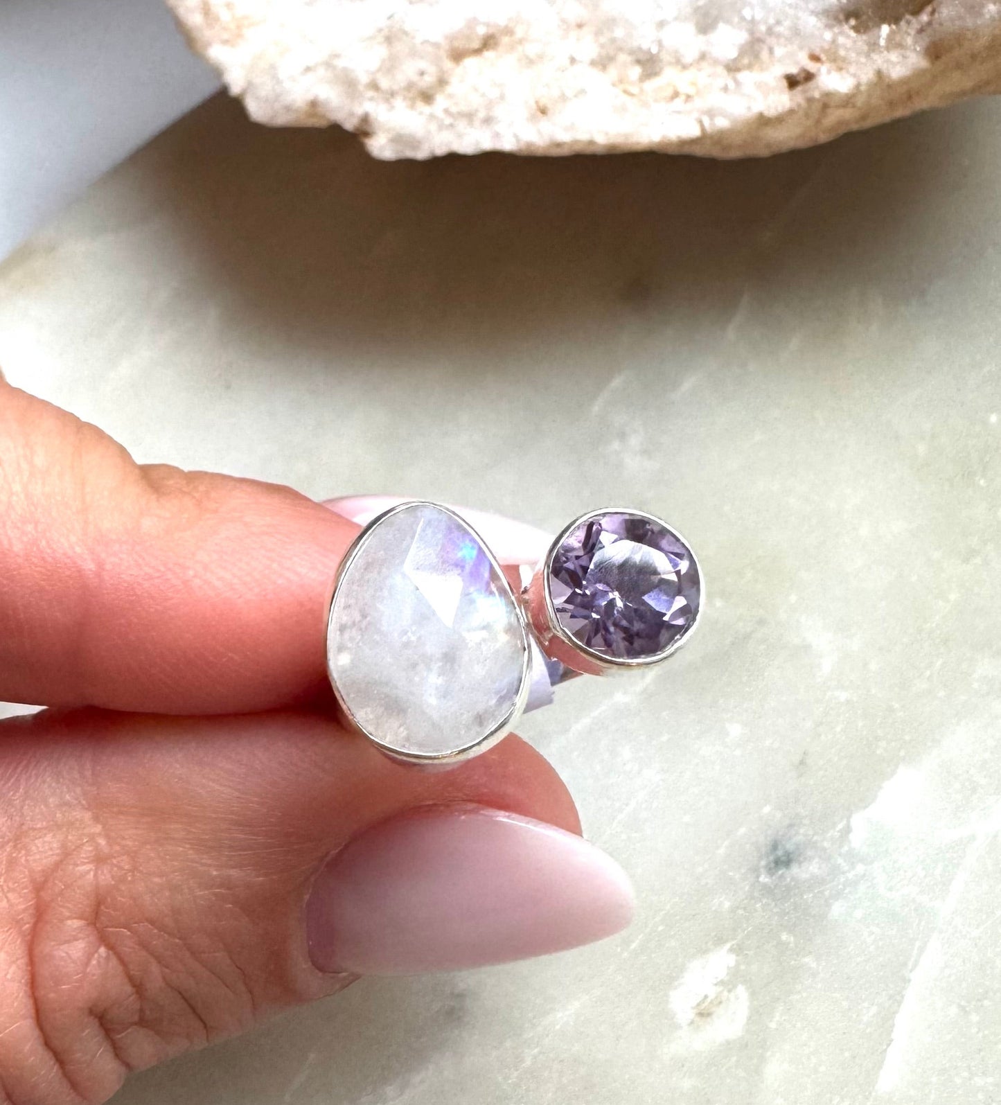 Ametisto ir mėnulio akmens žiedas "Šviesa" / 16 dydis