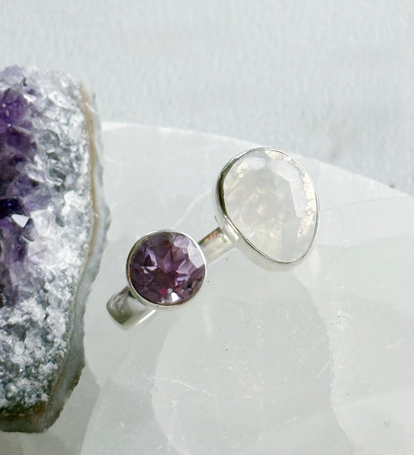 Ametisto ir mėnulio akmens žiedas "Šviesa" / 16 dydis