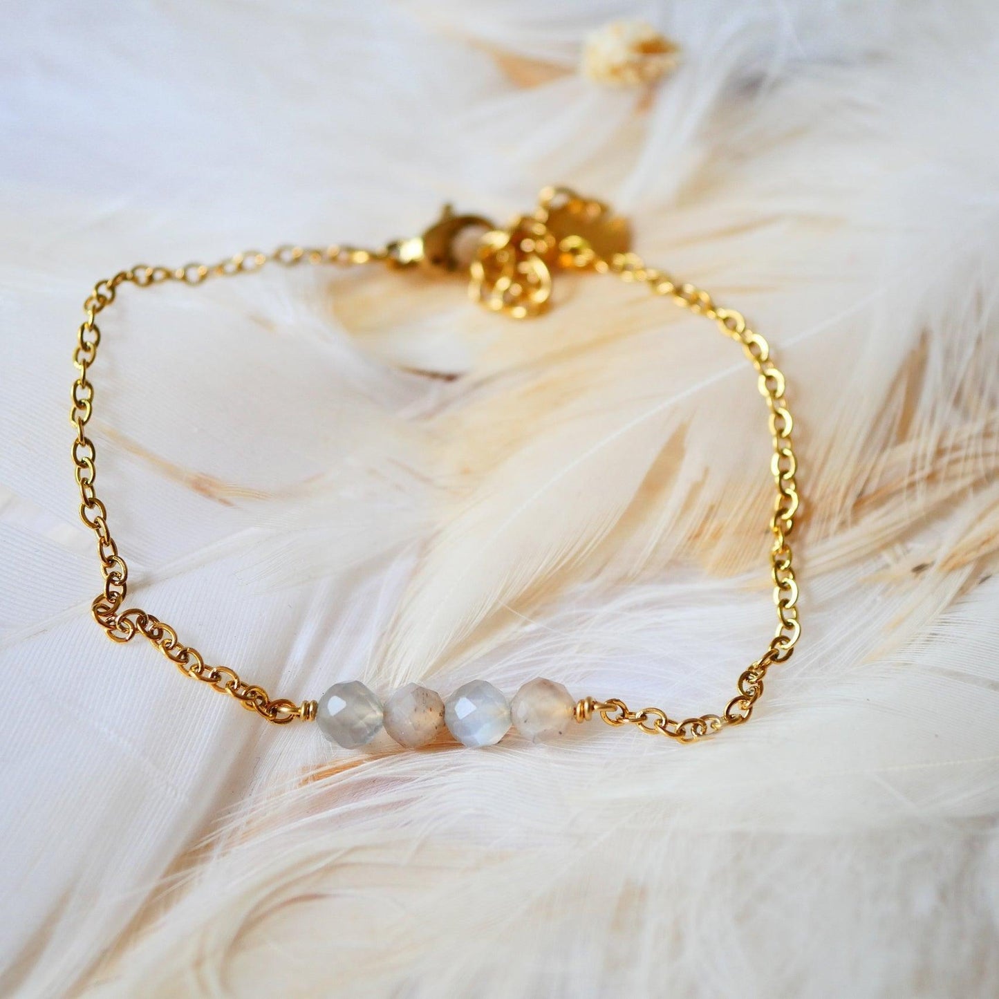 Apyrankė su Persikinio mėnulio akmens kristalais