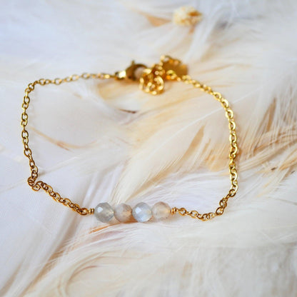 Apyrankė su Persikinio mėnulio akmens kristalais