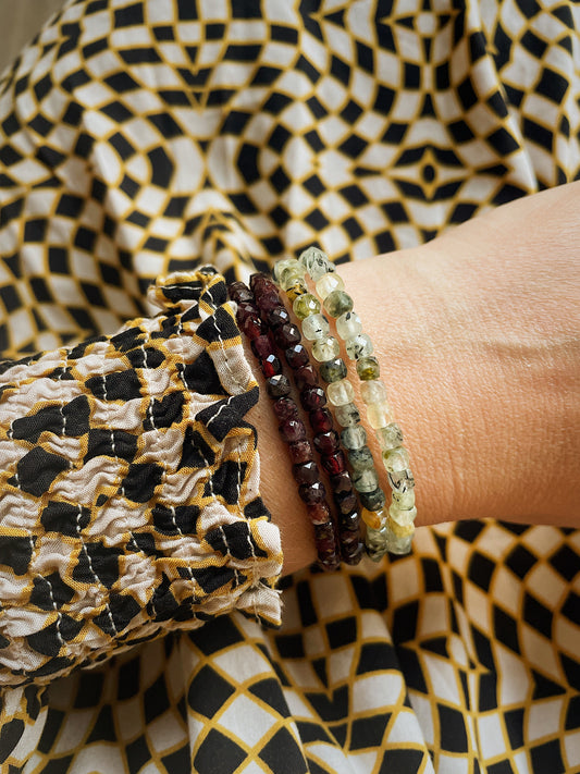 Apyrankė su granato kristalais