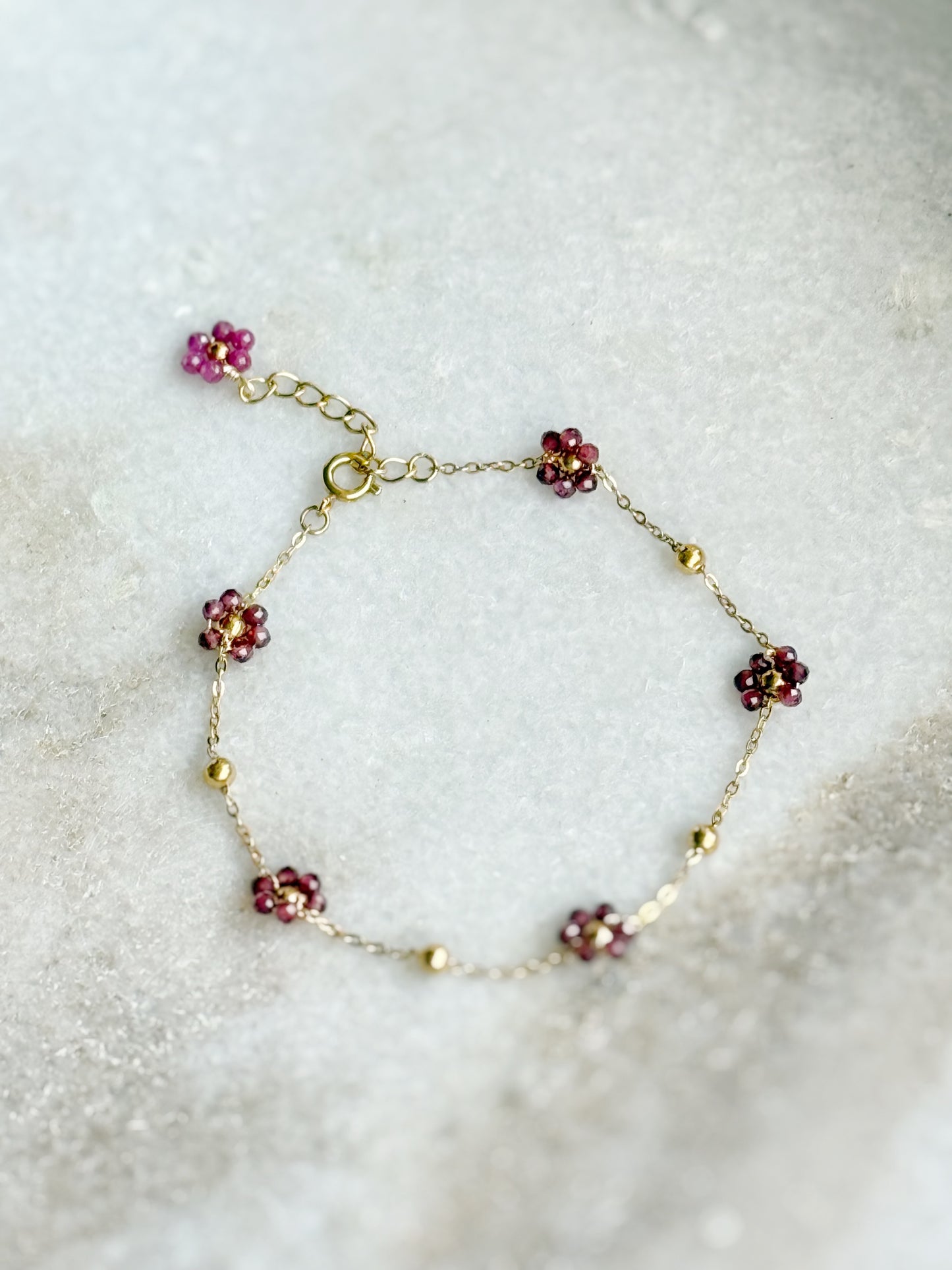 Apyrankė su granato kristalais