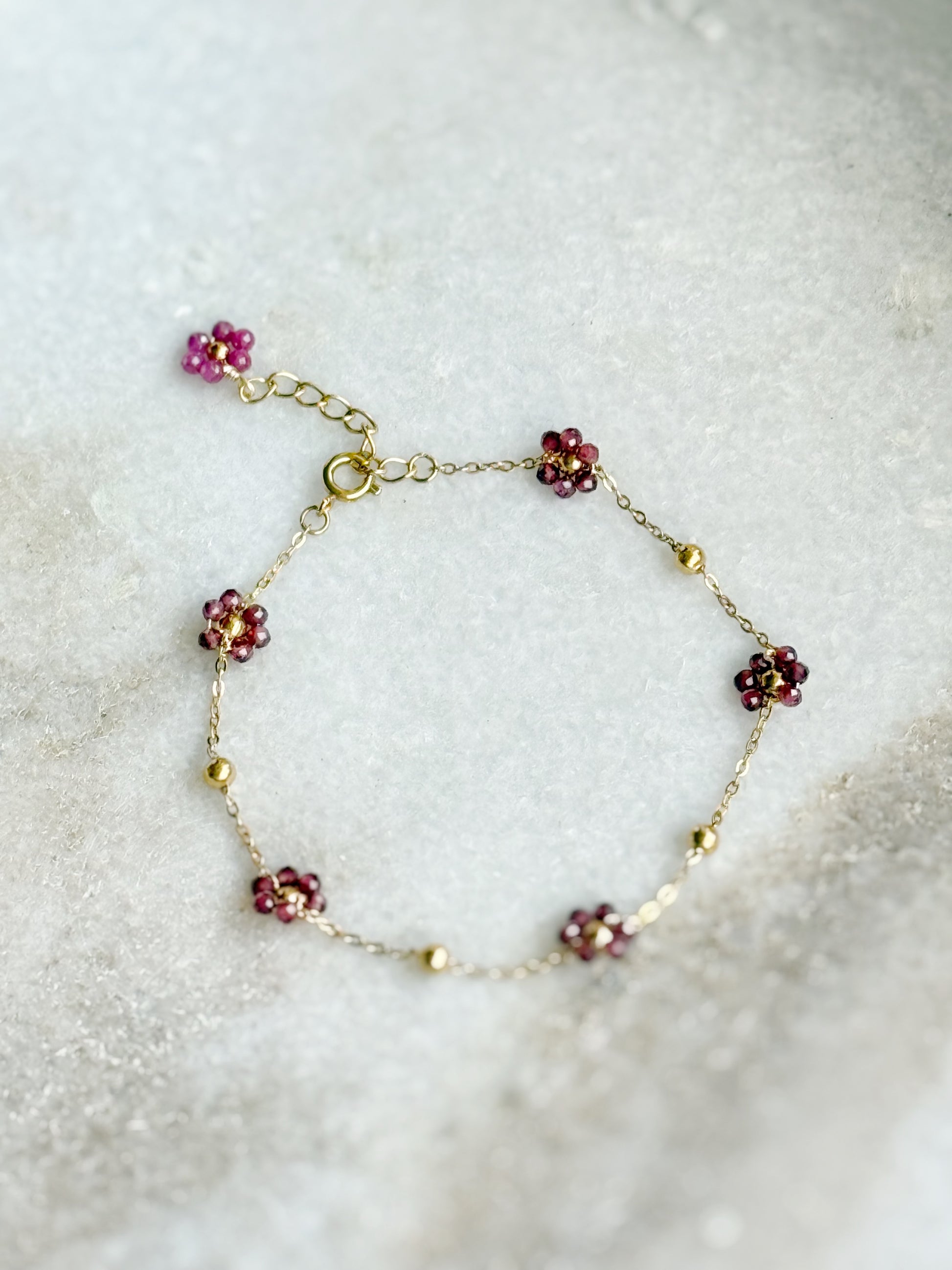 Apyrankė su granato kristalais