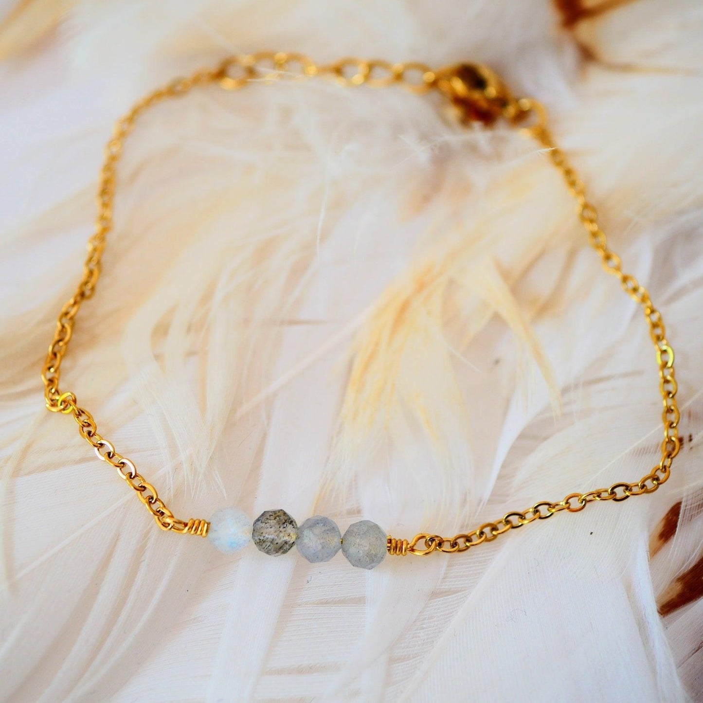 Apyrankė su labradorito kristalais “Apsauga”