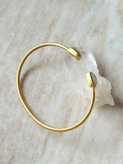 Apyrankė su mėnulio akmens kristalais