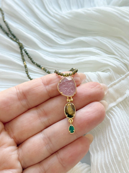 Auksinio obsidiano kaklo papuošalas