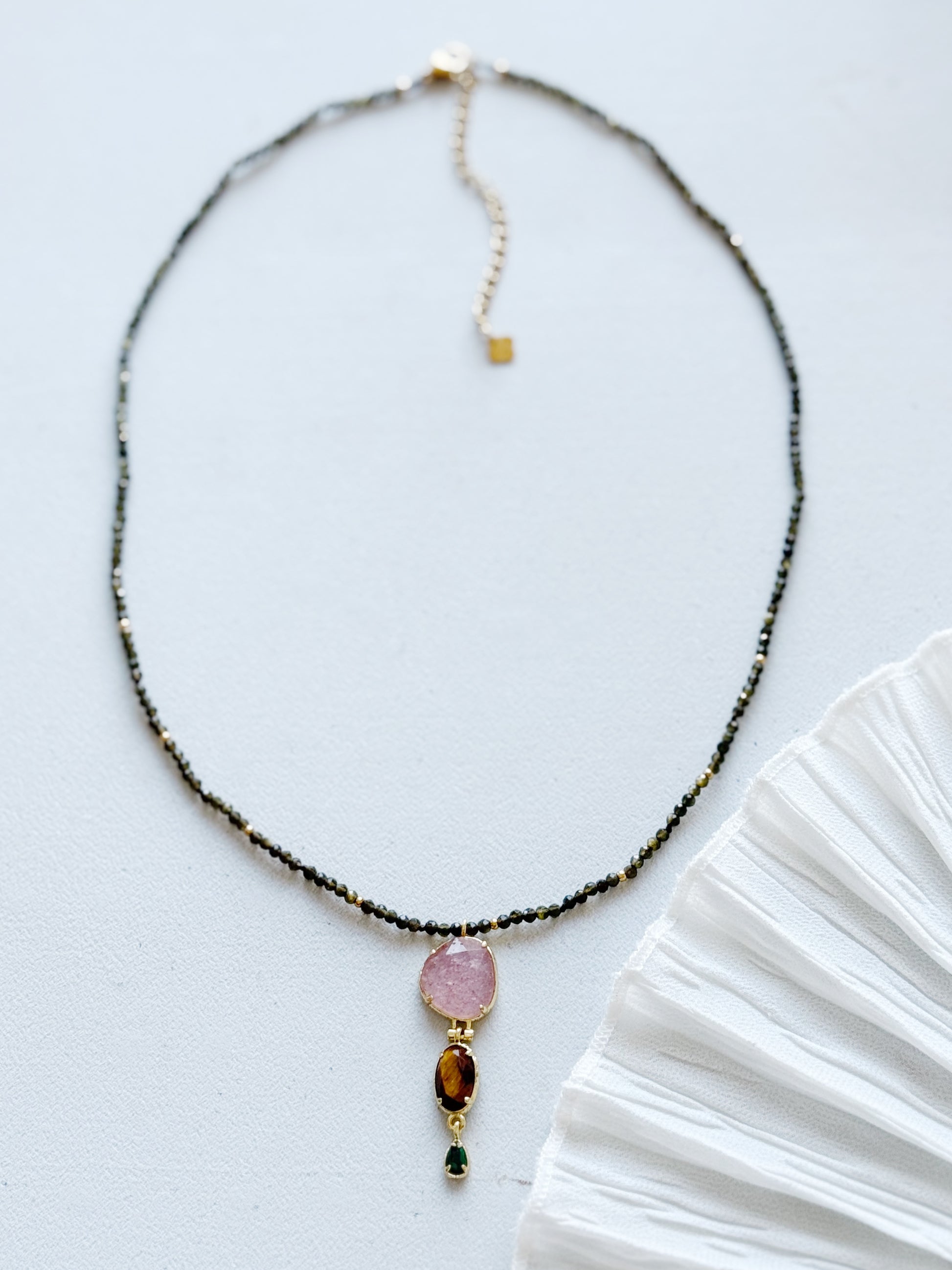 Auksinio obsidiano kaklo papuošalas