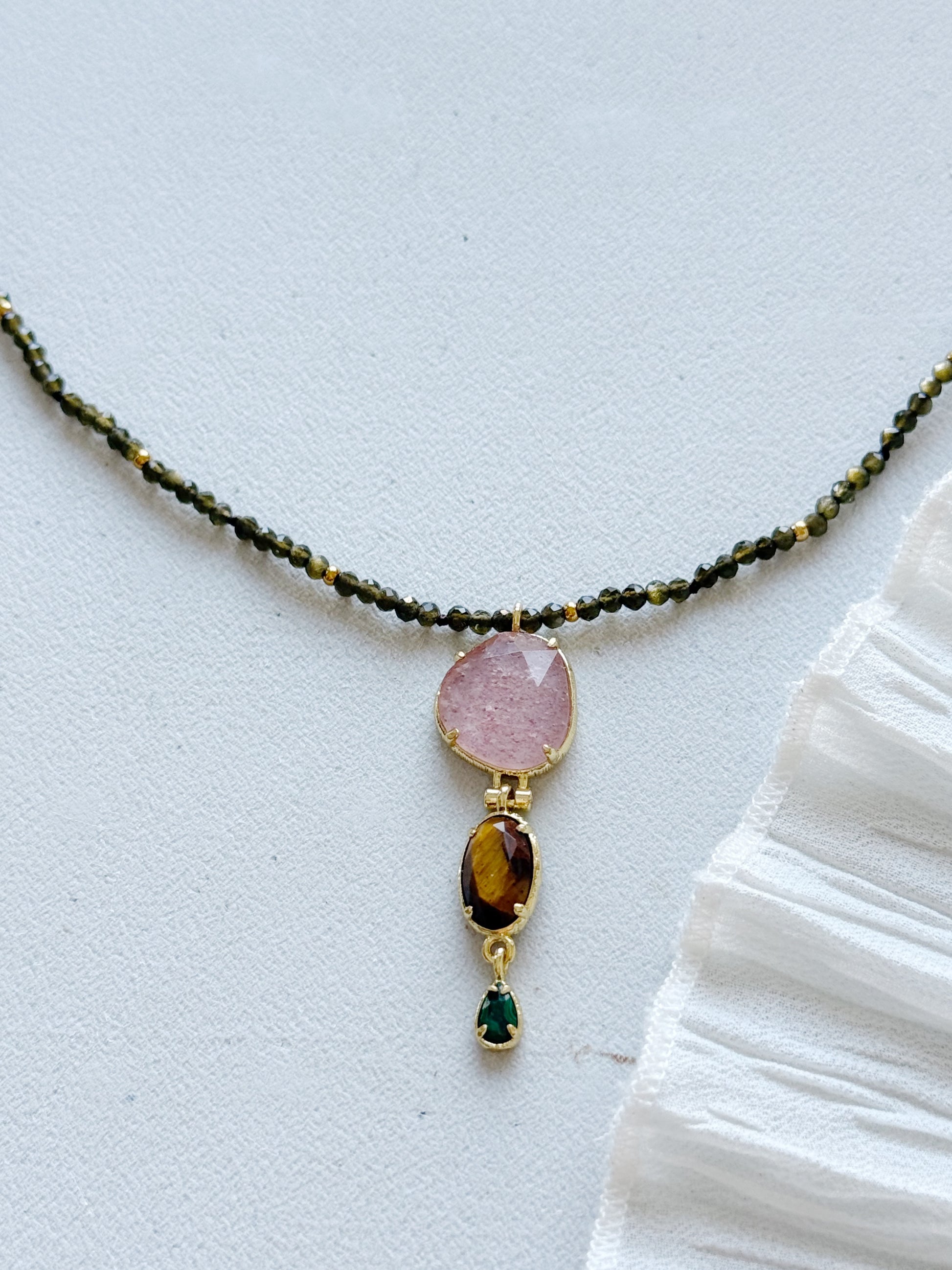 Auksinio obsidiano kaklo papuošalas